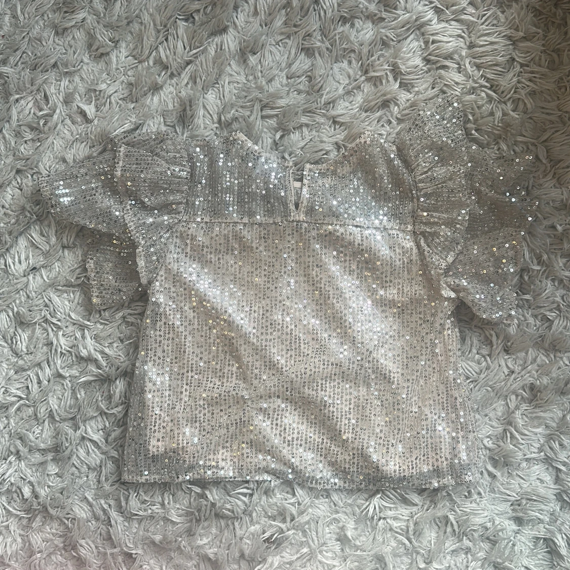 Glittrig topp med volangärmar från Lindex - 1