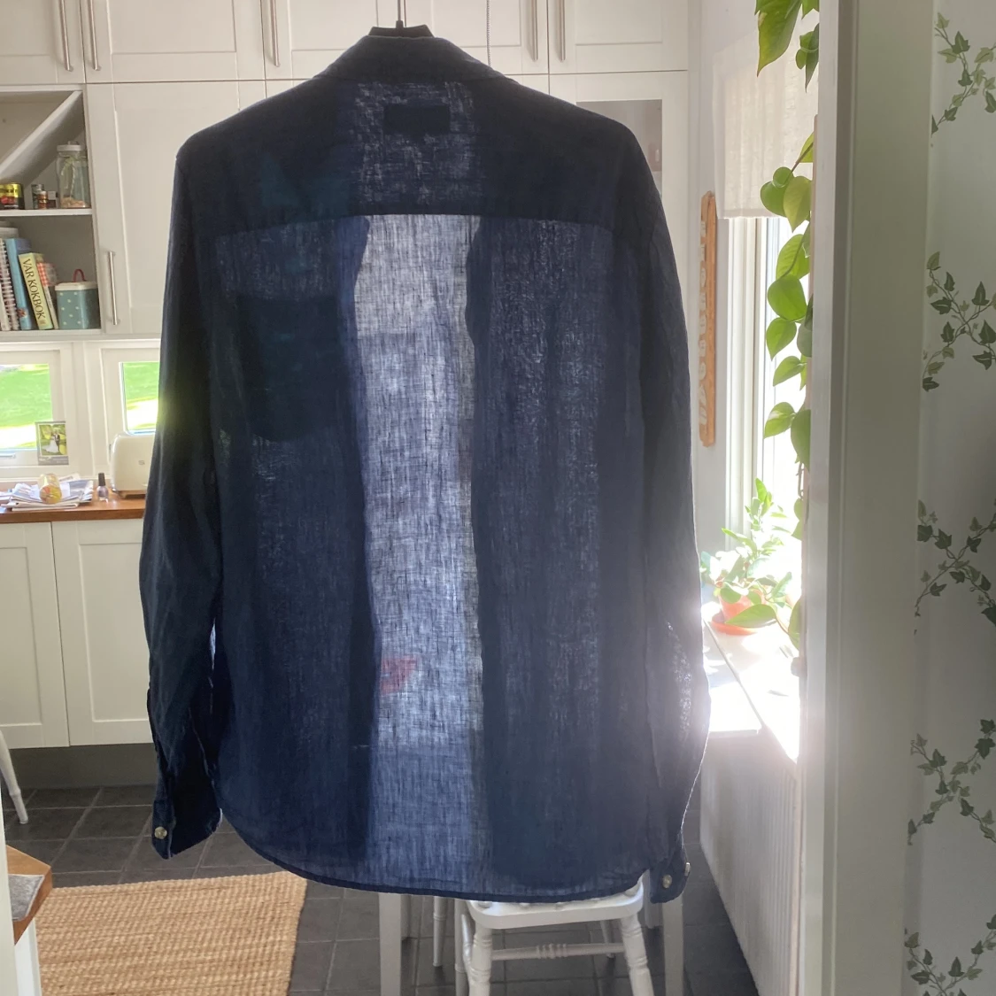 Blå linneskjorta med vita knappar - 1