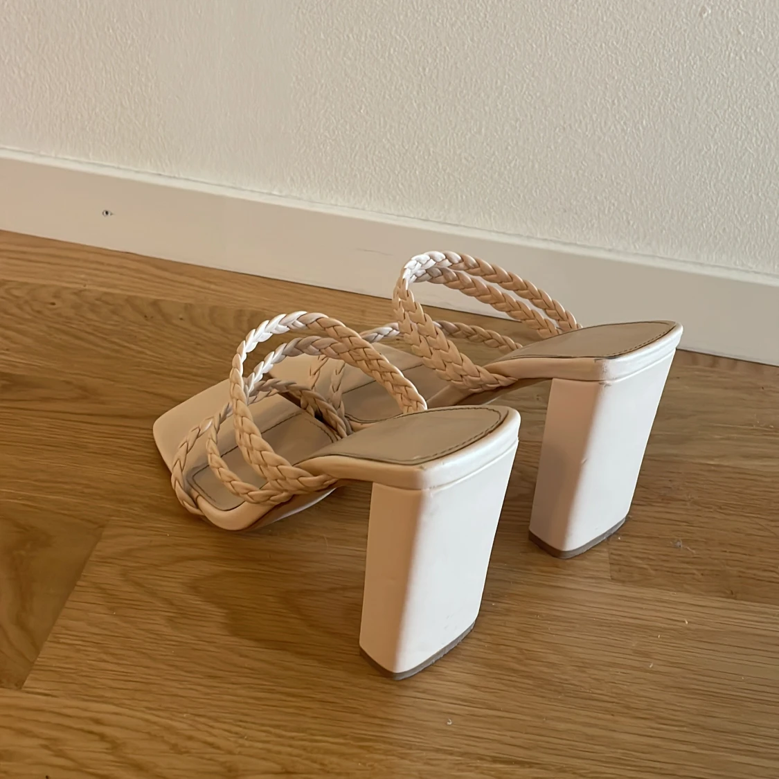 Beiga sandaler med flätade remmar och klack - 3