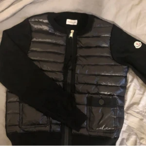 Moncler cardigan  - Svart moncler cardigan i storlek 1 skriv för frågor osv pris kan diskuteras vid snabb köp!!