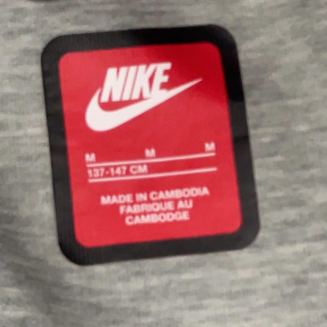 Grå hoodie från Nike med svarta detaljer(Nike tech) - 2