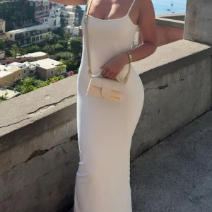 Vit klänning  - Klänning från berhska, storlek xs