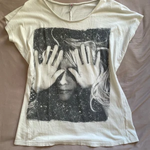 T-shirt med tryck - Häftig t-shirt med tryck. Storlek M från Fishbone! Ett pyttelitet hål i nederkanten, men absolut inget man störs av. 🤍