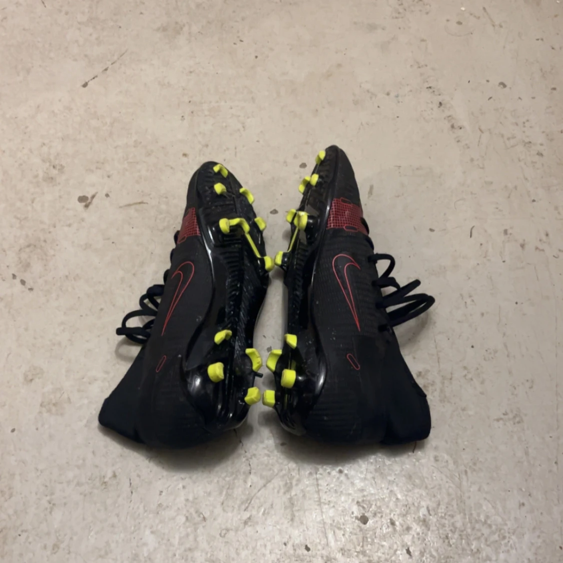 Svarta fotbollsskor från Nike med röda detaljer - 2