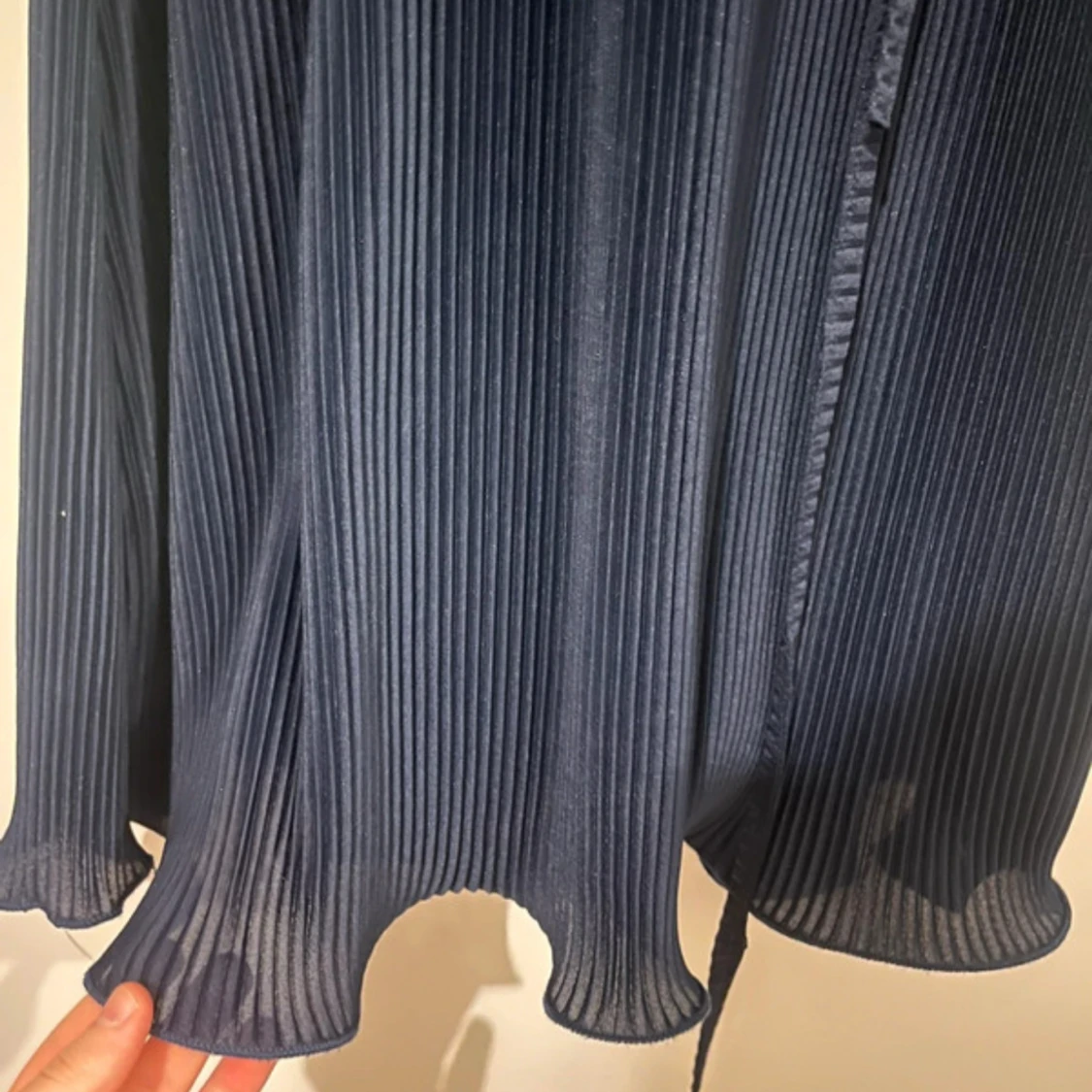 Mörkblå plisserad långklänning - 1