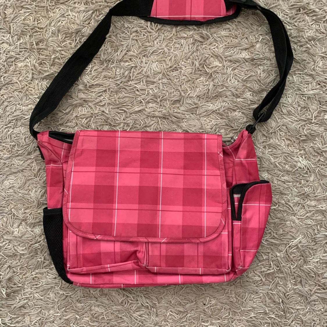 Rutig rosa axelväska med flera fack