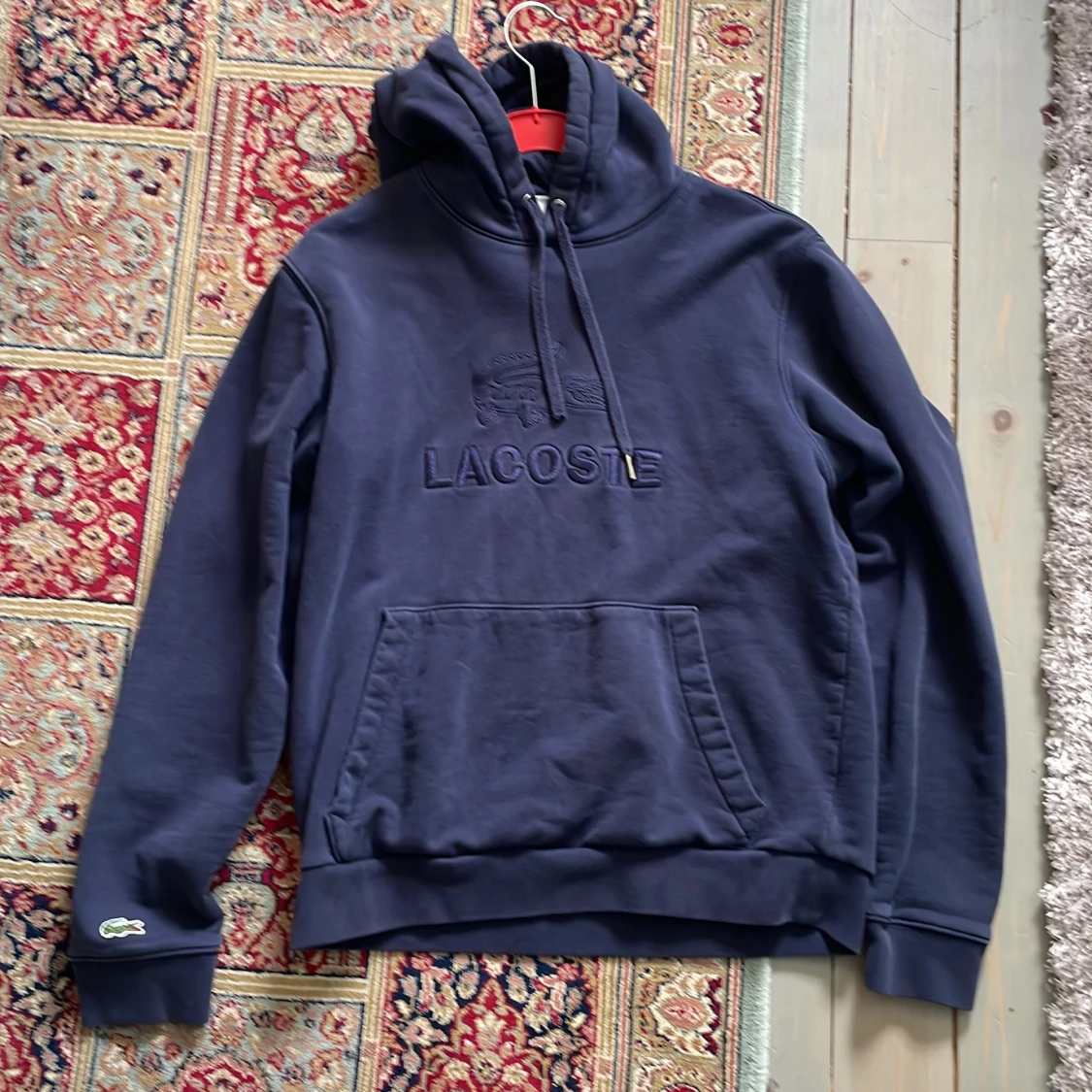 Mörkblå hoodie från Lacoste