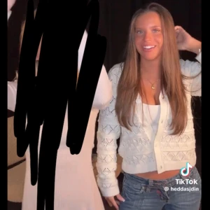 Vit stickad kofta  - Säljer en söt vit stickad kofta från Vero Moda med v-ringning och fina hålstickade mönster. Koftan har långa ärmar, knappar framtill. Perfekt att slänga över ett linne eller t-shirt. Nypris 599! 💖💖