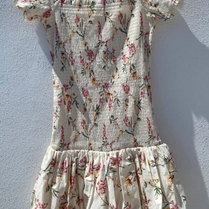 Klänning 💞 - Den supersnygga och trendiga klänningen från H&M 💗 strl S, inga fläckar, slitningar eller missfärgningar ❤️ pris kan diskuteras vid snabbt köp 💖