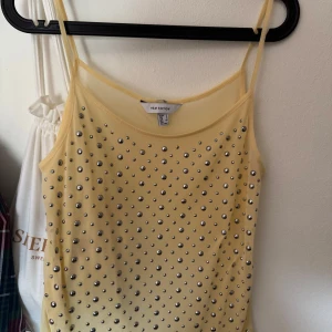 Gul pärlprydd linnetopp från H&M Edition - Coolt ljusgult linne med silvriga prickar från H&M Edition, helt slutsålt, i nyskick strl S.