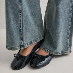 Ballerina skor  - Mörkblå ballerinaskor från Nelly. Aldrig använt, säljer då de är för stora på mig! 