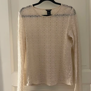 Beige spetströja - Säljer en beige långärmad tröja från Lindex i genomskinlig spets. Den är perfekt att bara ha Bh under och är jätte skön att ha på sig!!❤️