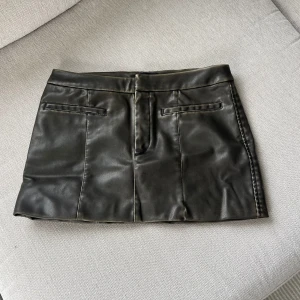 Skinnkjol från Zara - Fin brun skinnkjol från Zara. Aldrig använt, och lappen sitter kvar. Orginalpris: 329kr🤎