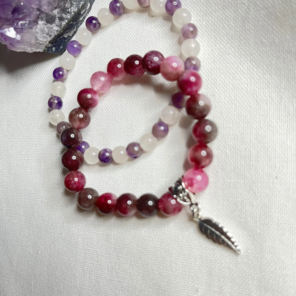 Rosa och lila armband med pärlor och berlock - 2
