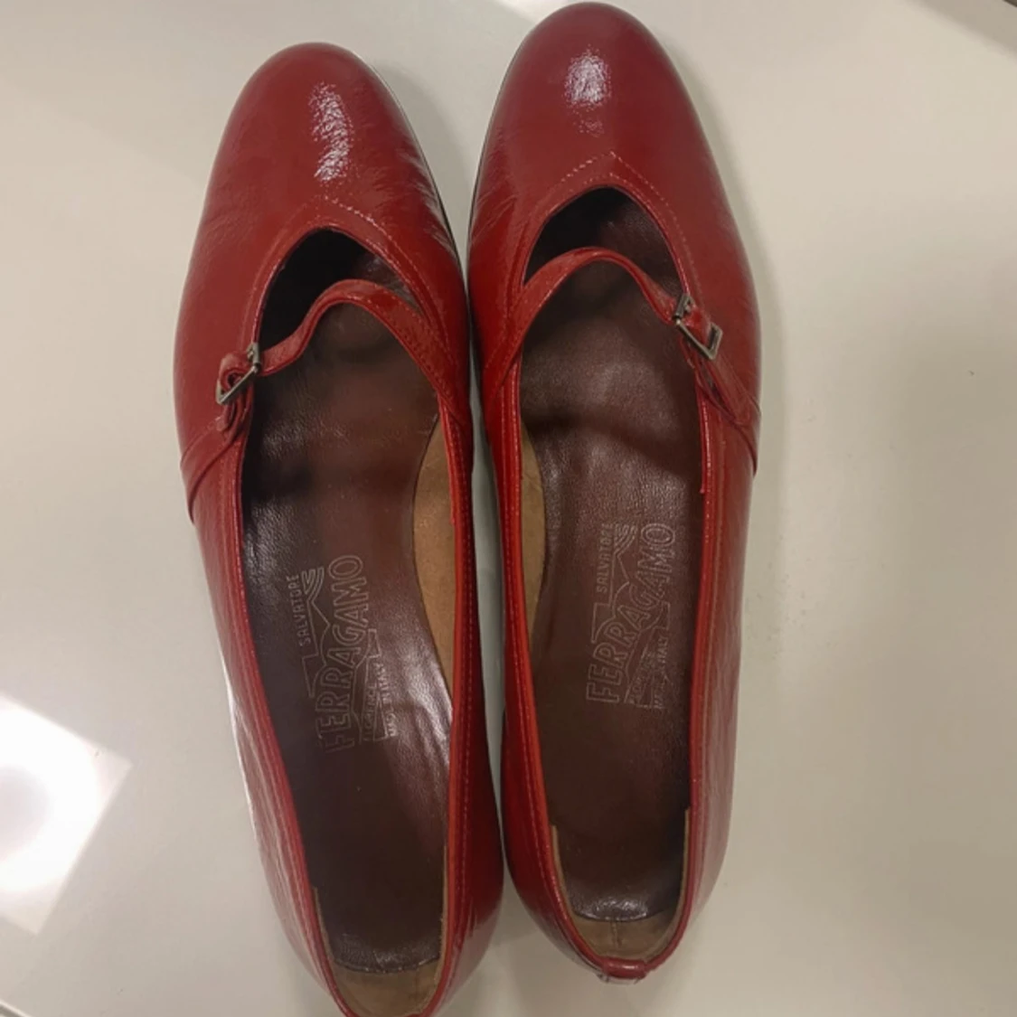 Röda ballerinaskor från Salvatore Ferragamo