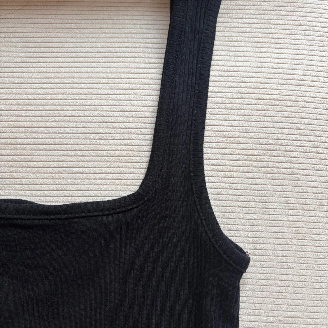 Svart ribbad klänning - 1