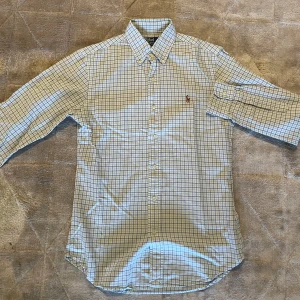 Ralph Lauren skjorta - Säljer en stilren skjorta som är perfekt nu till sommaren. Bra skick, för mer frågor eller funderingar kom pm!