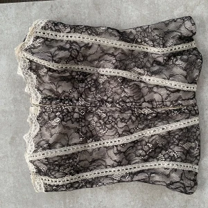 Korsett - Superfin svartvit korsett, spännen på framsidan💕