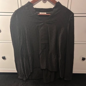 Svart blus  - Köpte en väldigt fin svart blus från Zalando som inte är använd alls, prislappen är dock bortklippt. Perfekt för dem som passar i blusar! Den är i strl 36/S