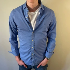 Blå Ralph Lauren skjorta - Nu säljer vi ännu en fet polo skjorta som passar till alla tillställningar! Du ska kunna uttrycka stil utan att det kostar för mycket!🕺🍾💼🤩  Storlek👔: S Nypris💰: ca 1499 kr