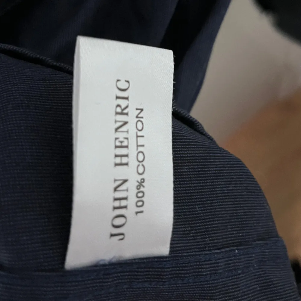 Fräsch overshirt från John Henric, perfekt nu till våren☀️| Storlek 39 vilket motsvarar ca M | Mycket bra skick✅. Takit.