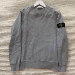 Stone island tröja - Säljer nu denna snygga crewneck-tröja från Stone Island. Skick 9/10, inga defekter överhuvudtaget. Nypris 2500kr, mitt pris endast 899kr! Hör av er vid funderingar.