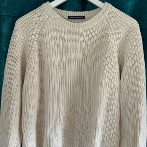 Beige oversized stickad tröja från Brandy Melville - Säljer en beige stickad tröja från Brandy Melville. Tröjan är oversized i storlek onesize och lagom varm året om! Den är även köpt i Boston!💛