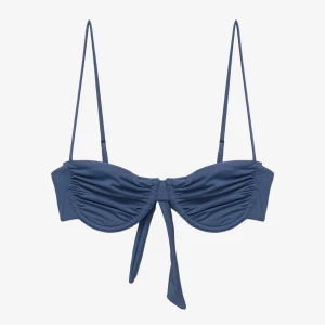 Blå bikiniöverdel med knyt - Snygg blå bikiniöverdel med smala axelband och knyt framtill. Oanvänd och helt ny. Säljer då den är för liten för mig. Den är liten i storleken så skulle säga att den är som en xs istället för s.