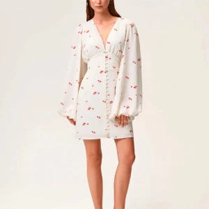 Adoore klänning  - Säljer en helt ny klänning från Adoore med lapparna kvar, bara testad!