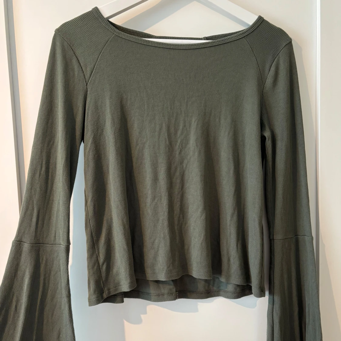 Olivgrön ribbad topp 
