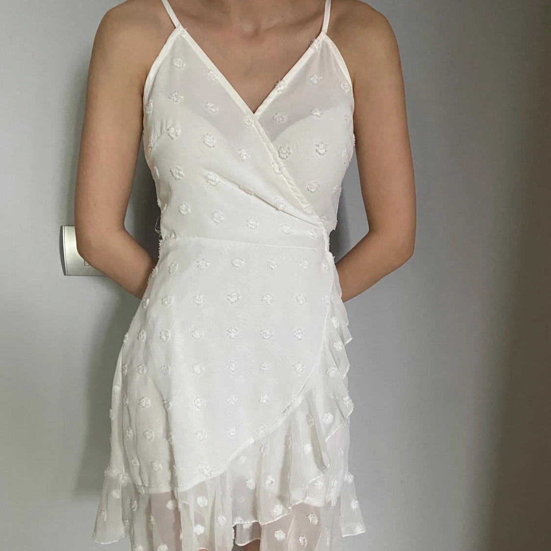 Vit omlottklänning med volang