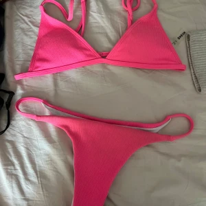 Rosa ribbad bikini - Snygg rosa bikini med ribbad textur. Säljer då den var för stor. Storlek M men skulle säga att den passar S också
