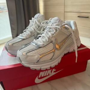 Nike zoom vomero 5 white/metallic silver - Helt nya och oanvända Nike zoom vomero 5. Storlek 38,5🤍