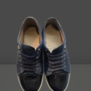 LANVIN SKOR MÖRKBLÅ - Mörkblå lanvin skor med renoverad sula då den var i dåligt skick! Priset är ej hugget i sten kan sänkas vid snabb affär!