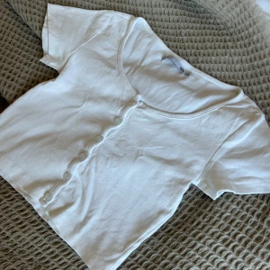 Vit ribbad topp - Säljer en enkelt söt vit ribbad topp från lager 157 i storlek XS. I fint skick. Inga defekter och använd få gånger🤍