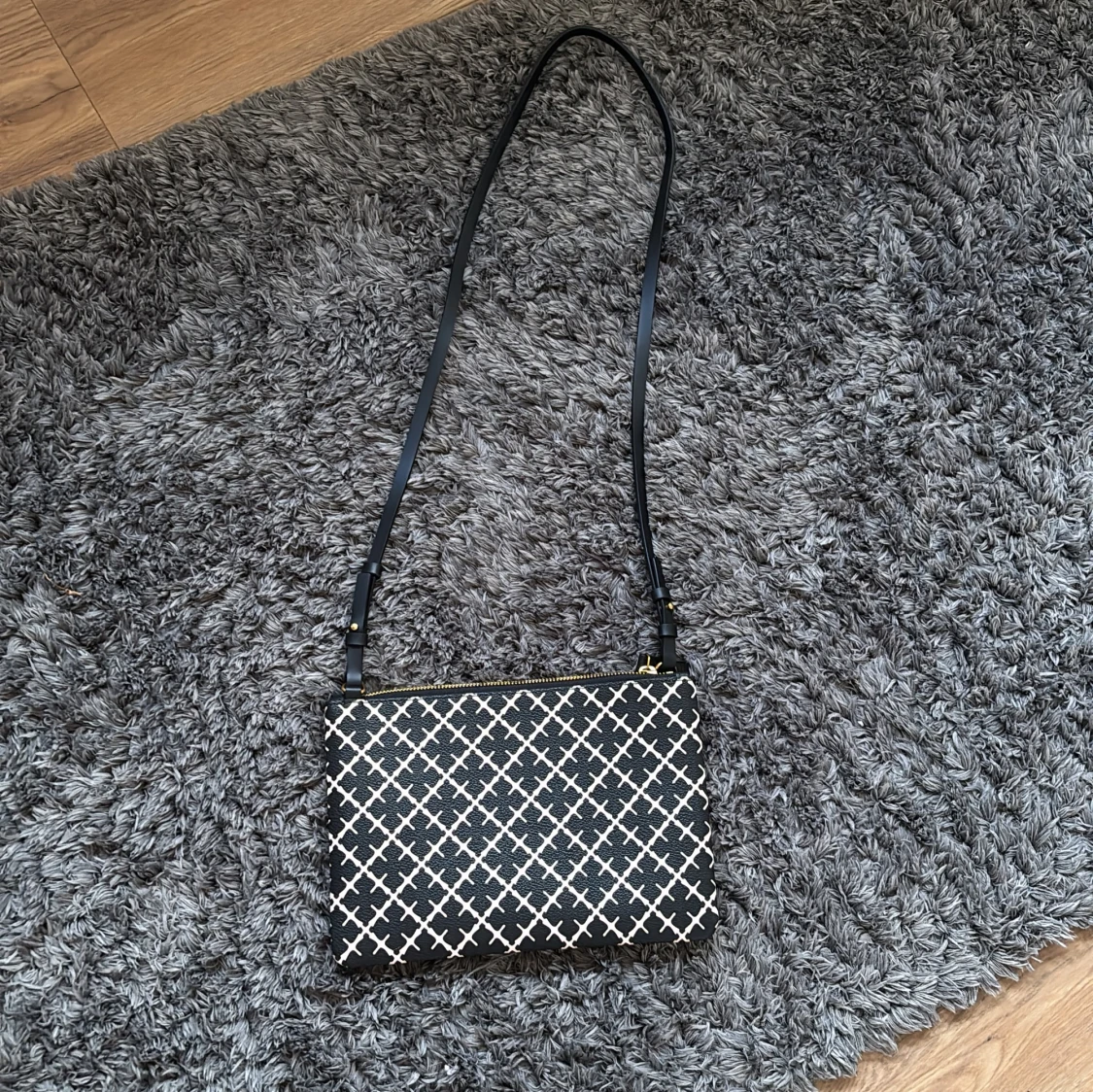Svart axelväska med vitt rutmönster från By Marlene Birger