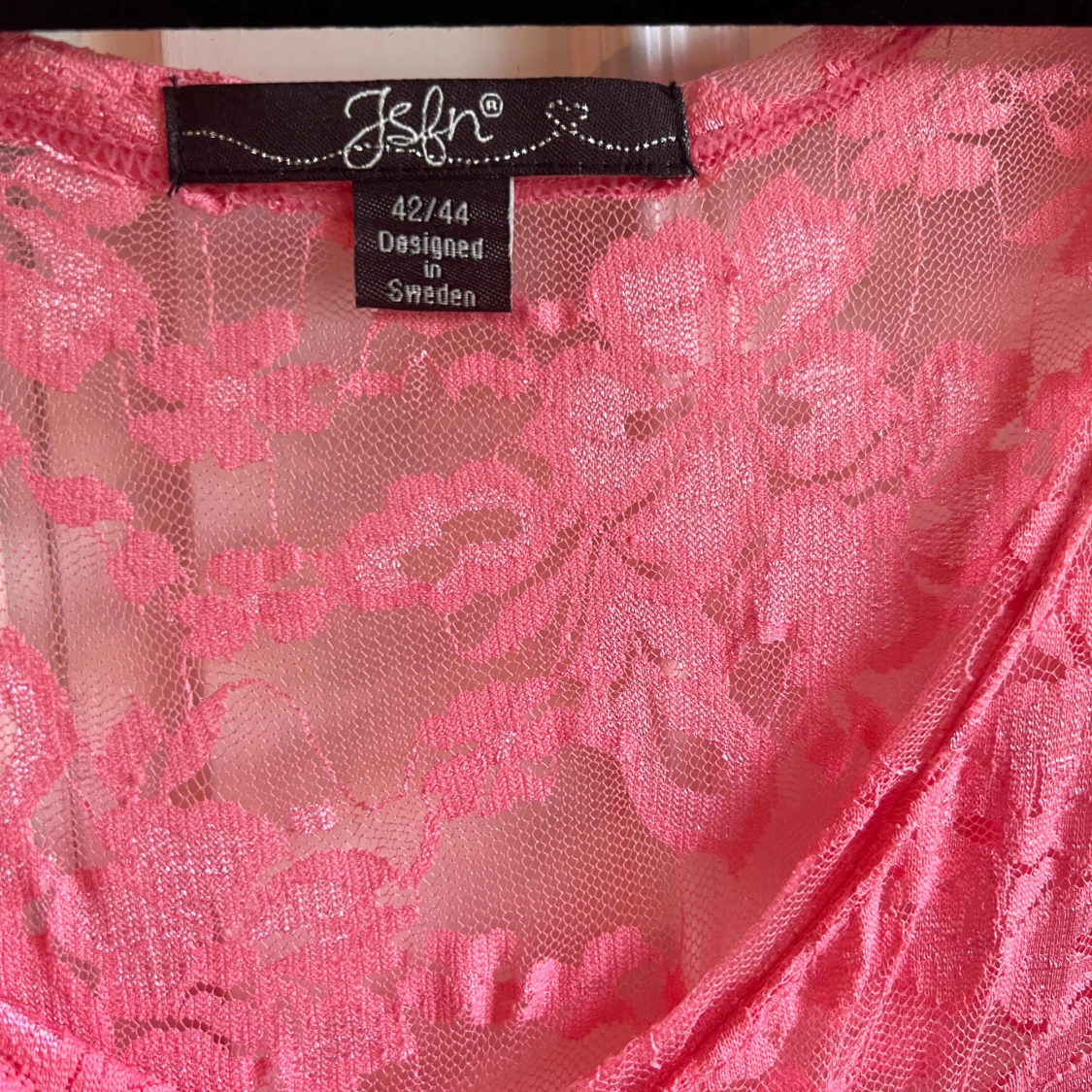 Rosa klänning med spetsdetaljer från JSFN - 3