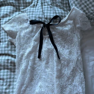 Vit spetsklänning med svart rosett - Superfin spets topp!!💕💕