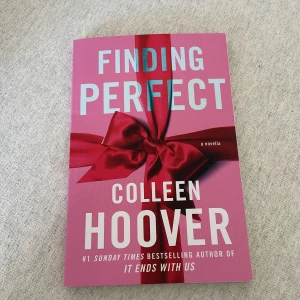 Finding Perfect ( Egelska)  - Boken 'Finding Perfect' av Colleen Hoover är en del av den populära Hopeless-serien. Den har en rosa omslag med en röd rosett och är en novell som utforskar relationer och känslor under Thanksgiving. Perfekt för fans av romantiska berättelser.