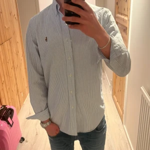 Snygg randig Ralph lauren skjorta  - Säljer då den inte kommer till användning då jag tycker den sitter lite stort på mig. Inget fel på den jätte bra skick.