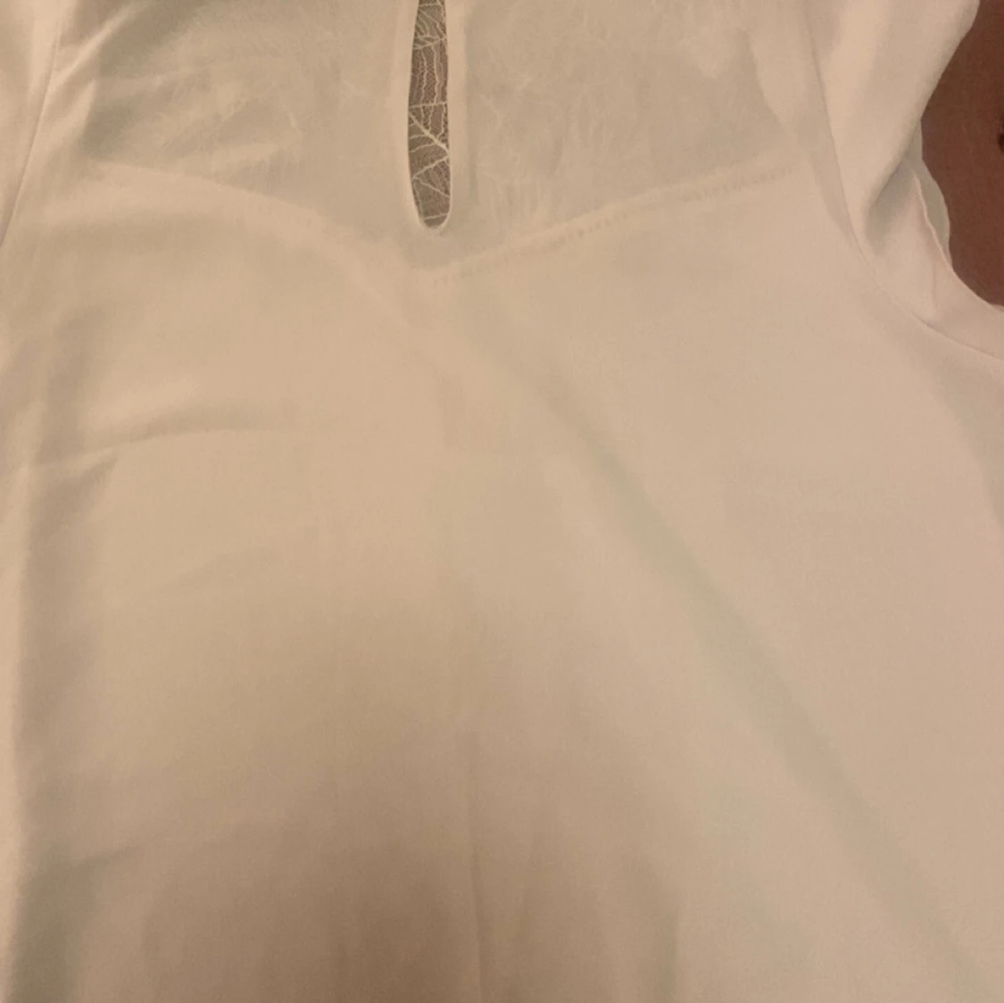 Beige topp med spetsdetaljer - 1