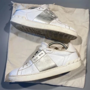 Valentino Open - Hej! Säljer nu mina skor från märket Valentino, storlek 42, använt skick därav det låga priset. Givetvis äkta, Tveka inte på att höra av dig om du har frågor eller funderingar kring skorna!