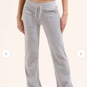 Gråa juicy couture  - Säljer mina gråa juicy couture då de inte passar längre. De är i storlek L. Jag köpte de för 1200 kr. 