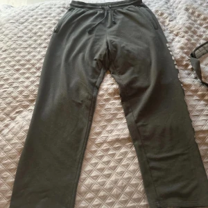 Svarta mjukisbyxor från MM Sports - Svarta mjukisbyxor från MM Sports med resår och snörning i midjan. Byxorna har raka ben och tryckt logga längs ena benet. Perfekta för chill eller träning.