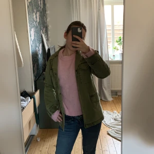 Olivgrön overshirt/vårjacka - Snygg olivgrön vårjacka med knappar och fyra fickor. Perfekt för lager-på-lager-stil och så skön nu inför våren. Passar bra till både jeans och kjol. Endast använt fåtal gånger och har inga defekter vad jag kan hitta. Passar mig som är 164 men skulle också passa folk som är längre❤️storlek xxs men passar upp till S. Köpt för runt 500kr förra året 