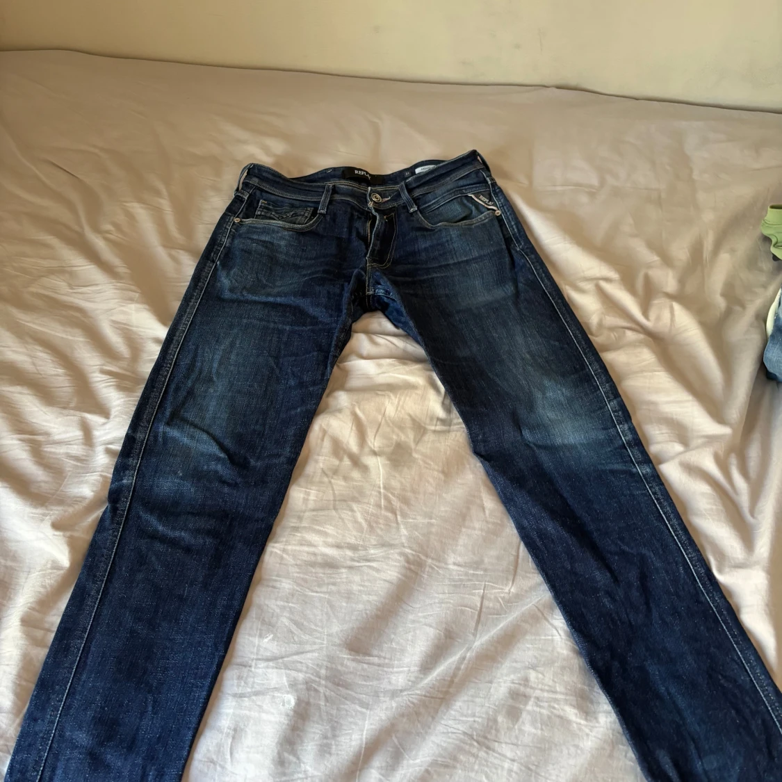 Mörkblå jeansbyxor från Replay - 1