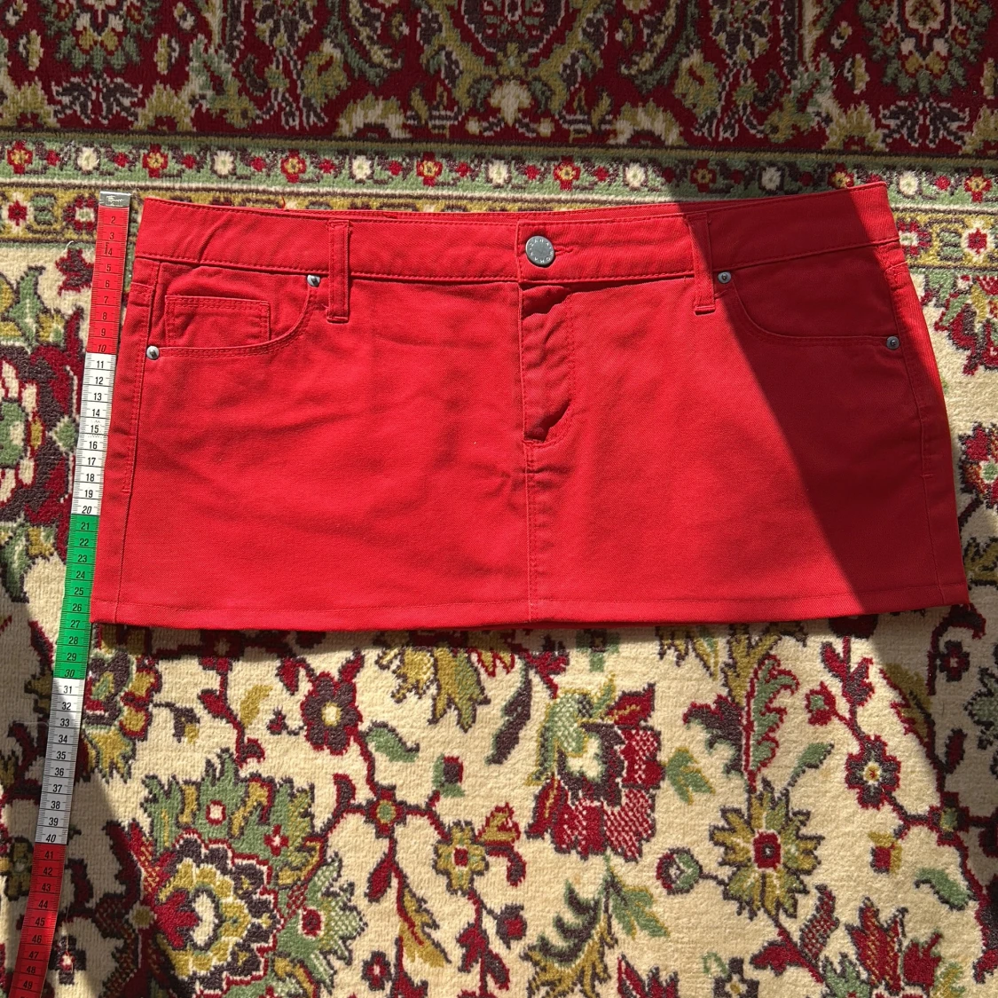 Lågmidjad röd jeanskjol - 2