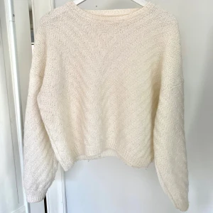Vit stickad tröja - Mysig vit stickad tröja. Jättefin till sommaren och passar till allt💕Inga defekter och pris kan diskuteras!