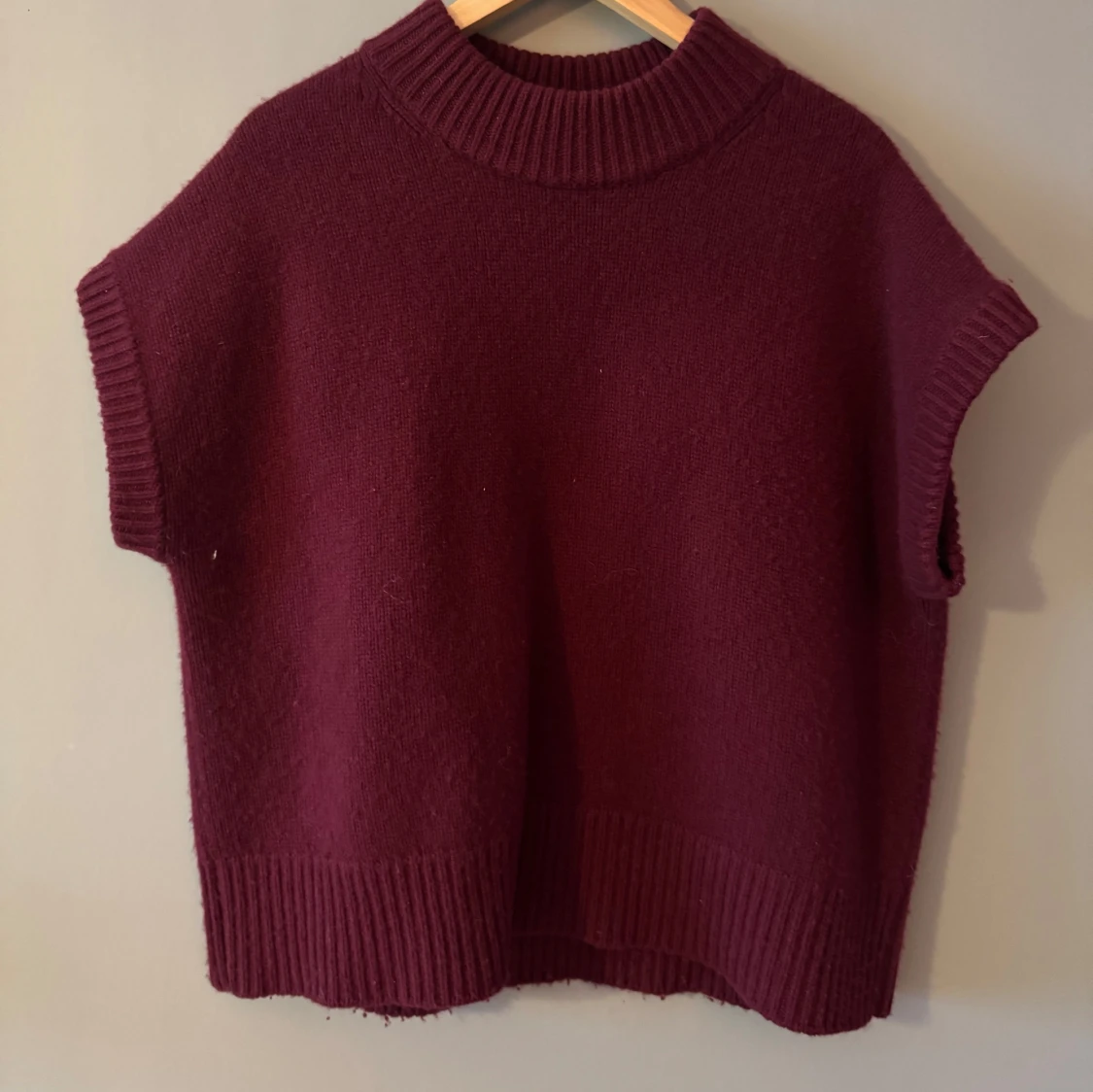 Vinröd stickad tröja från Soft Goat - 2