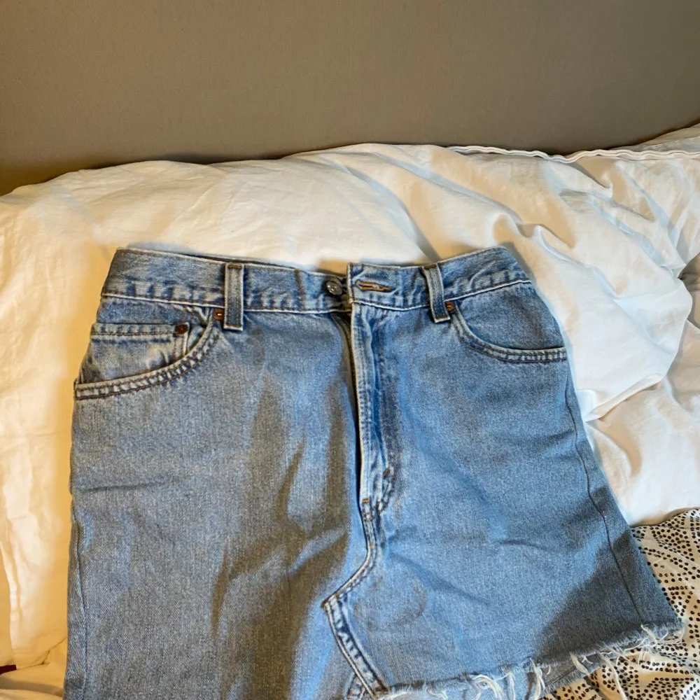 Säljer en klassisk blå jeanskjol från Levi's med regular fit. Knappt använd och ser ut som ny. Hameet.